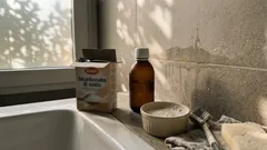 Perossido di idrogeno e bicarbonato: la combo che salva macchie, fughe e aloni in casa